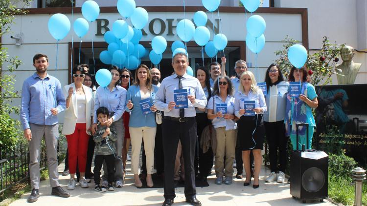 Otizm için mavi balonlar gökyüzüyle buluştu