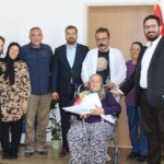 Hayırsever aileden hastaneye tekerlekli sandalye bağışı