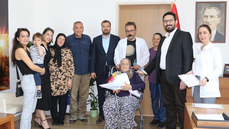 Hayırsever aileden hastaneye tekerlekli sandalye bağışı