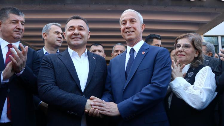 Alanya Belediye Başkanı Özçelik görevi devraldı