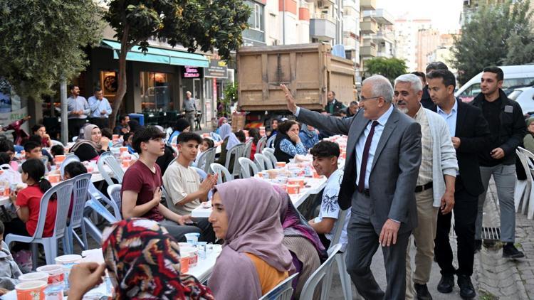 Kumlucada 10 bin kişi iftarda buluştu