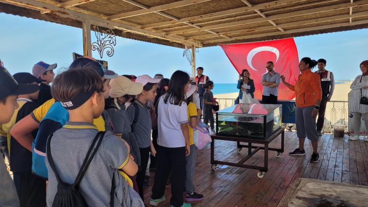 Manavgat sahilinde kıyı temizliği