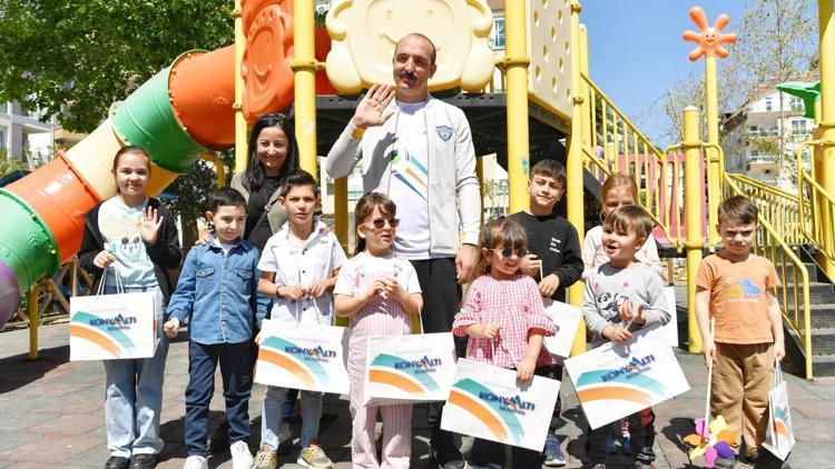 Başkan Kotan parkı temizleyen çocuklarla buluştu