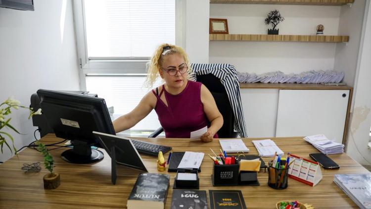 Antalyada 20 yıllık muhtara karşı kazanıp ilk kadın muhtar oldu