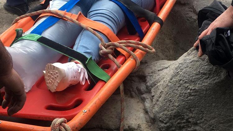 Ayağı sıkışan turisti itfaiye kurtardı