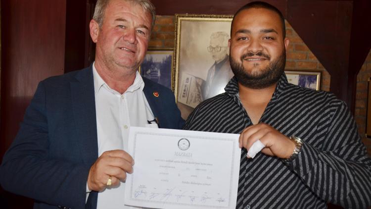 Genç muhtar görevi amcasından devraldı