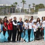 Dünya Şampiyonasına katılacak atletler çöp topladı