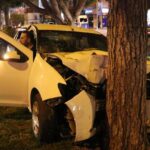 Ağaca çarpan otomobildeki iki kişi yaralandı