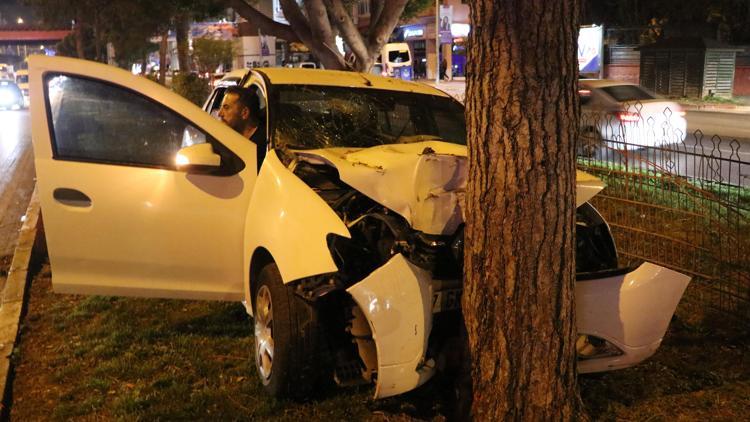 Ağaca çarpan otomobildeki iki kişi yaralandı