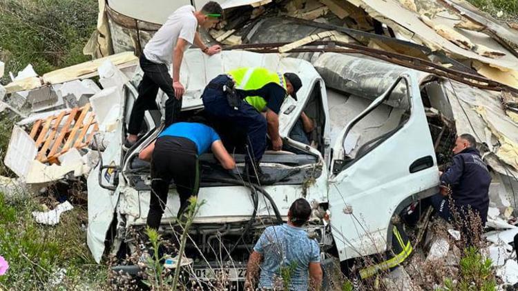 Kamyonet şarampole devrildi: 1 yaralı