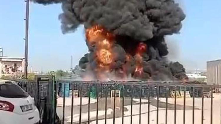 Depo bahçesinde yanan kasaların dumanı gökyüzünü kapladı