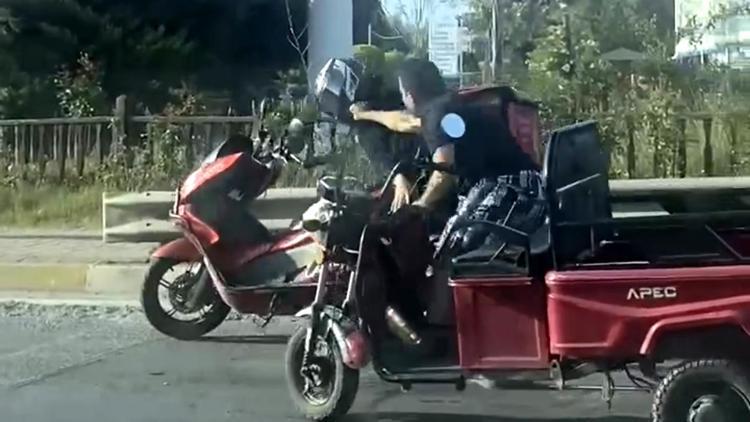 Trafikte yumruklu kavga kamerada