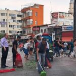 Hızını alamayan motosikletteki fasülyeler yere saçıldı