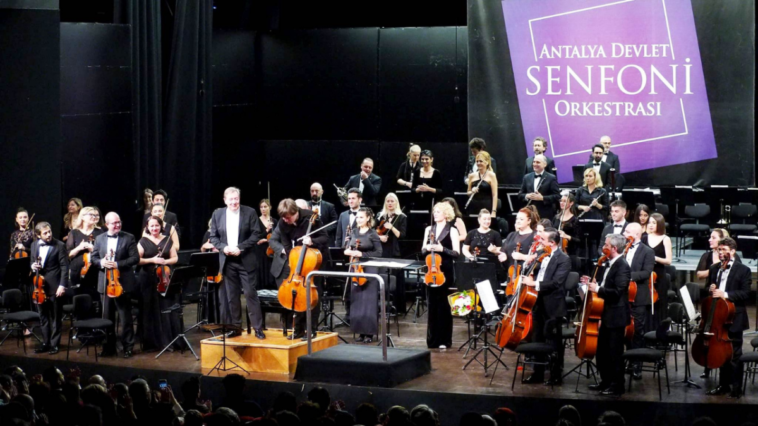 AKM'de viyolonsel konseri