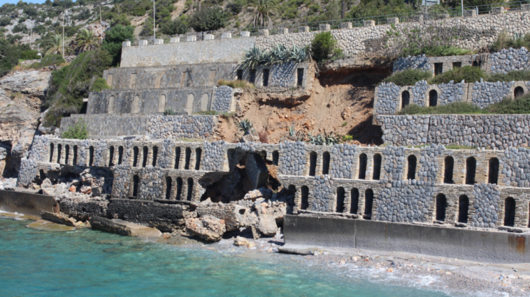 Alanya'da 80 yıllık duvar çöktü