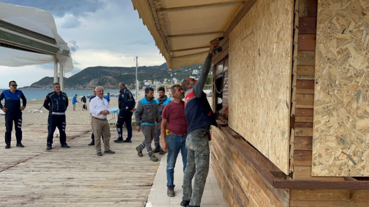 'Alanya'da Tek Tip Büfe Projesi' yıkımlar sürüyor