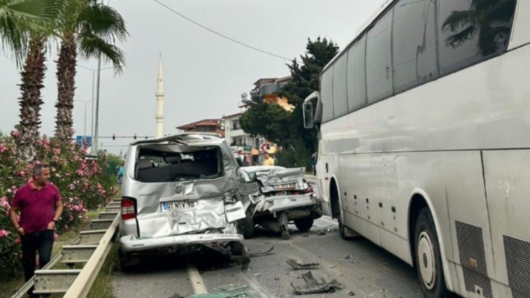 Alanya'da zincirleme kaza 4 kişi yaralandı