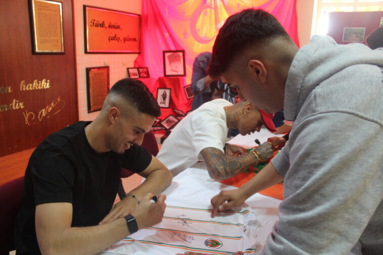 Alanyasporlular imza gününde