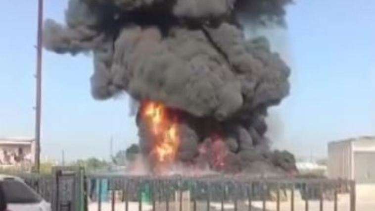 Altınova'da gökyüzü siyan dumanla kaplandı