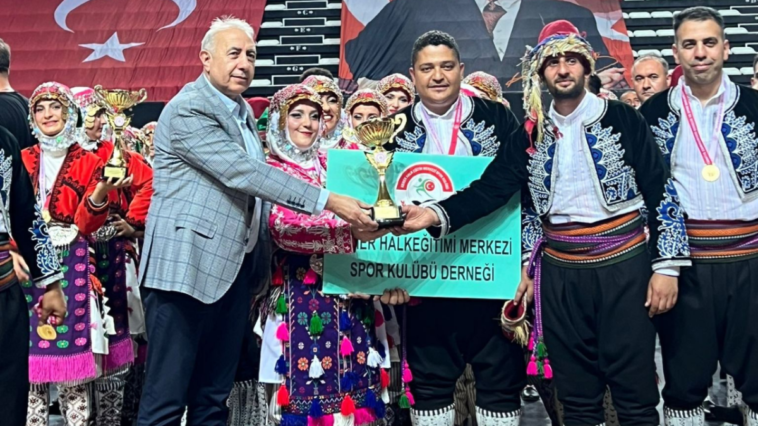 Antalya'da halk oyunları şöleni