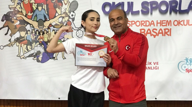 Antalyalı İlknur'un bileği bükülmüyor!