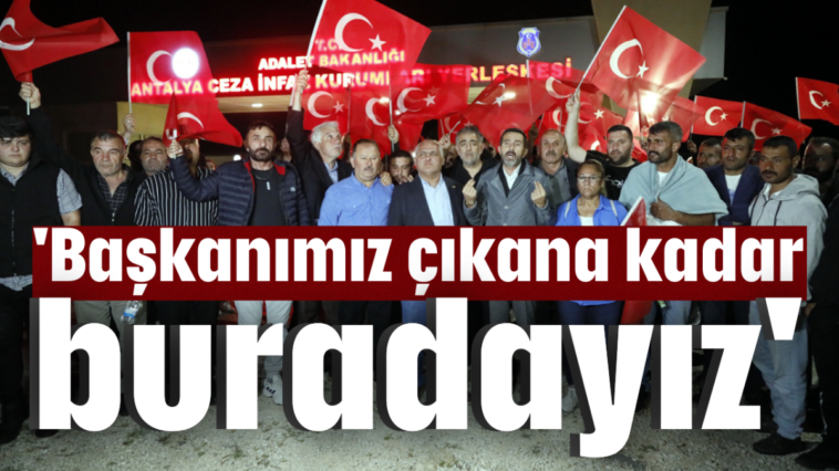 'Başkanımız çıkana kadar buradayız'