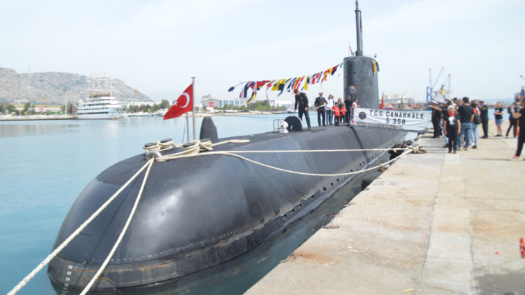 Denizaltı gemisine ziyaretçi akını