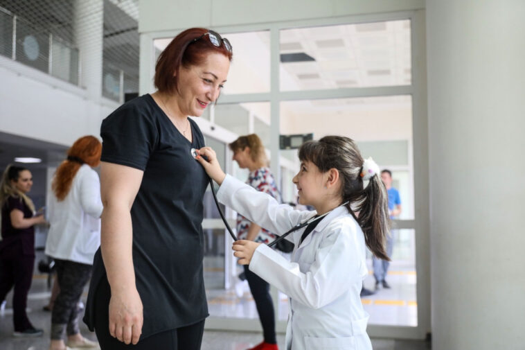 Doktor önlüğü çok yakıştı