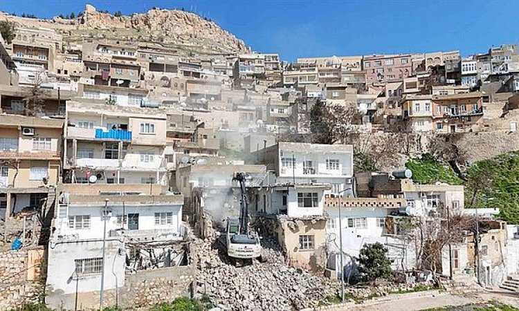 TARİHİ MARDİN, BETONERME YAPILARDAN ARINDIRILIYOR