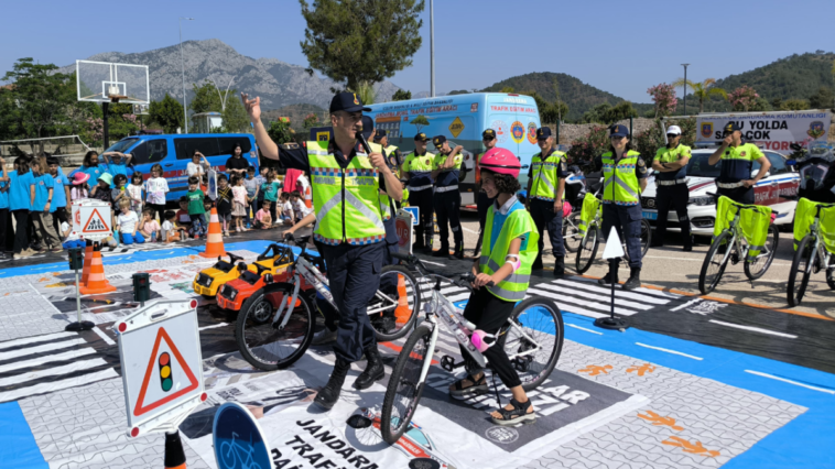 Kemer'de öğrencilere uygulamalı trafik eğitimi