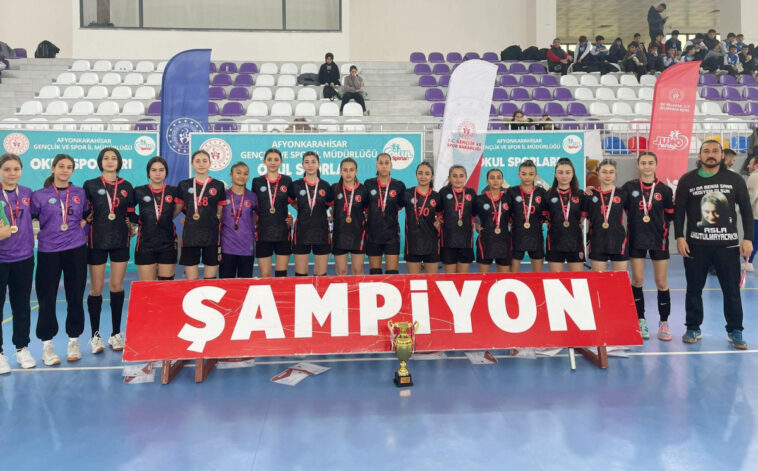 Kepez hentbolda şampiyonluk sevinci