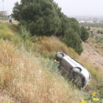 Kepez'de kaza şarampole yuvarlanan aracın sürücüsü yaralandı