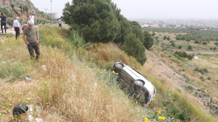 Kepez'de kaza şarampole yuvarlanan aracın sürücüsü yaralandı