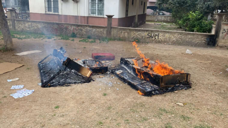 Kepez'de parktaki koltukları yaktılar