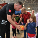 Kepez'de zabıtadan şeker ve çiçekli bayram kutlaması