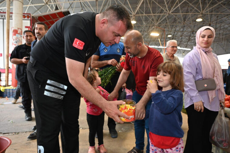 Kepez'de zabıtadan şeker ve çiçekli bayram kutlaması