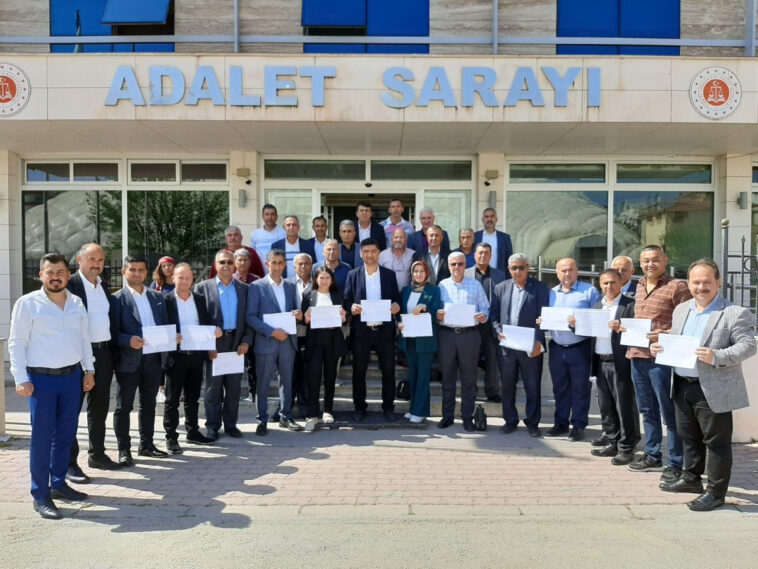 Kumluca'da 40 muhtar mazbata aldı