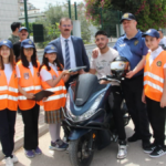 Kumluca'da motosiklet sürücülerine kask dağıtıldı