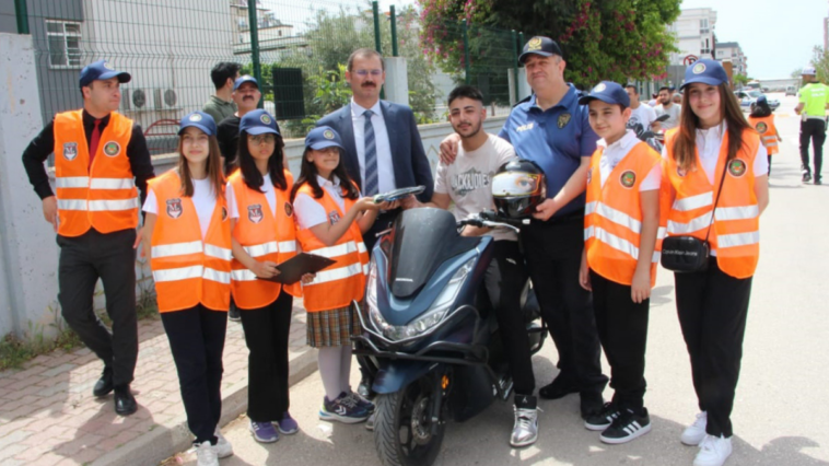 Kumluca'da motosiklet sürücülerine kask dağıtıldı