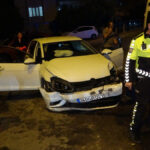 Manavgat'ta 2 otomobil çarpıştı 3 kişi yaralandı