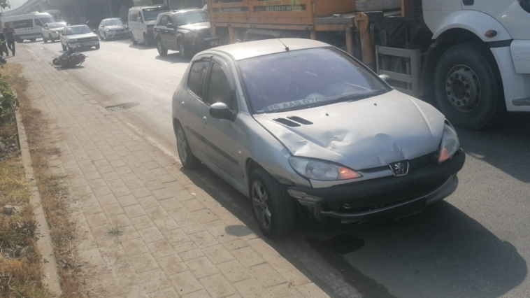 Motosiklet otomobille çarpıştı sürücüsü yaralandı