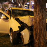 Otomobil refüje çarptı 2 kişi yaralandı