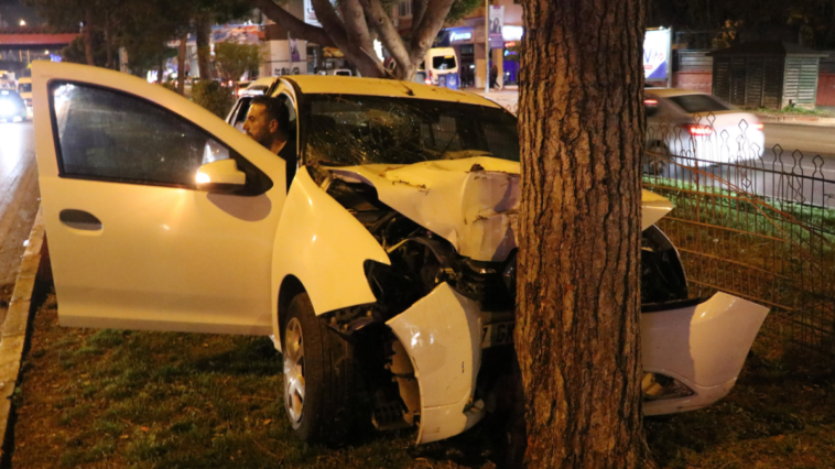 Otomobil refüje çarptı 2 kişi yaralandı