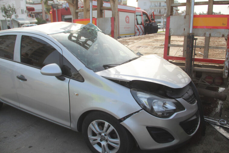 Otomobil yük taşıyıcıya çarptı sürücüsü ağır yaralandı