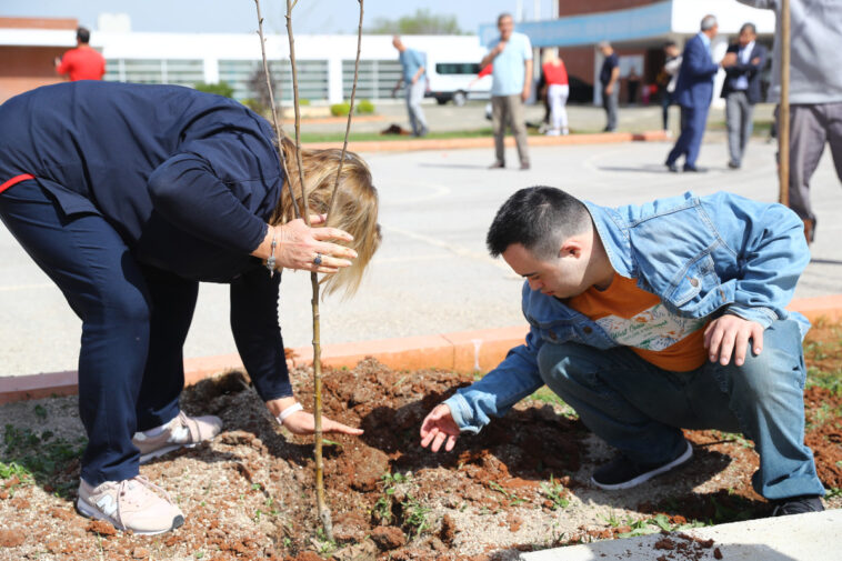Özel bireyler ağaç dikti