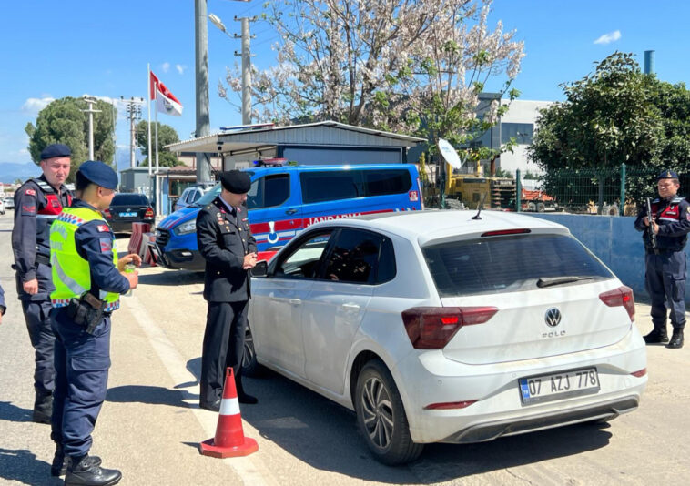 Serik'te jandarma sürücüleri uyarıyor