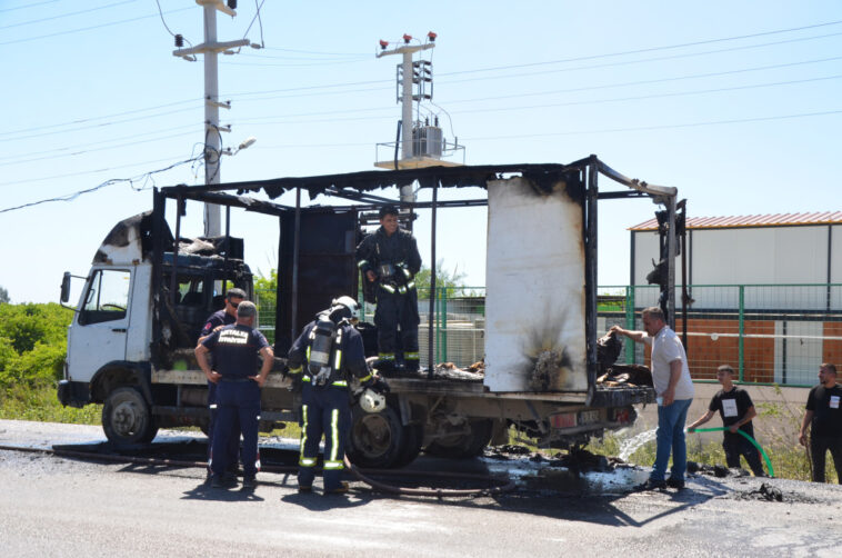 Serik'te seyirci halindeki kamyonette yangın çıktı