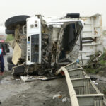 Toprak yüklü kamyonet devrildi 2 yaralı var