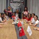 Yönetim masasını çocuklara bıraktılar