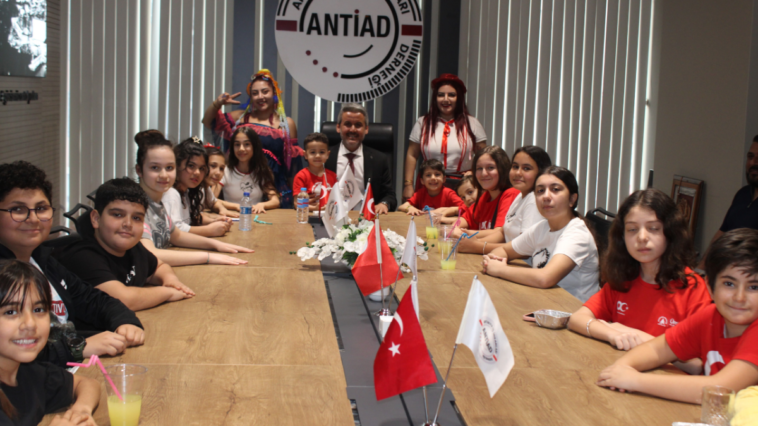 Yönetim masasını çocuklara bıraktılar